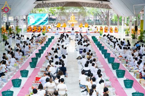 ภาพ No.61225:พิธีตักบาตรฉลองพระใหม่ รุ่นบูชาธรรมโครงการ 1-2 โครงการบรรพชาอุปสมบทหมู่ธรรมทายาท บูชาธรรมหลวงพ่อธัมมชโย 80 ปี ณ โถงช้างสำนักงานใหญ่ วัดพระธรรมกาย วันที่ 20 เมษายน พ.ศ. 2567