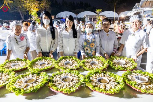 ภาพ No.108420:ถวายภัตตาหารเป็นสังฆทาน แด่คณะพระธรรมยาตราฯ ในโครงการธรรมยาตรากตัญญูบูชา มหาปูชนียาจารย์ พระมงคลเทพมุนี(สด จนฺทสโร) พระผู้ปราบมาร อนุสรณ์สถาน 7 แห่ง ปีที่ 12 วันที่ 7 มกราคม พ.ศ. 2567 ณ อนุสรณ์สถานโลตัสแลนด์ จ.สุพรรณบุรี