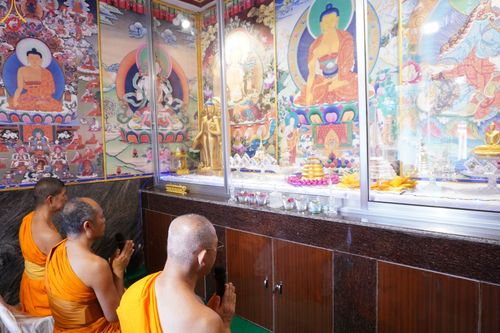 ภาพ No.80608:พิธีถวายพระบรมสารีริกธาตุแด่พระเดชพระคุณหลวงพ่อดร. ไมตรี ศากยะ เจ้าอาวาสวัดอานันทกุฏิ เพื่อประดิษฐานในเจดีย์สภาสงฆ์นิกายเถรวาท มหายานและวัชรยานแห่งเนปาล (Dharmodaya Sabha) ณ ลุมพินี ประเทศเนปาล  วันที่ 1 พฤษภาคม พ. ศ. 2566