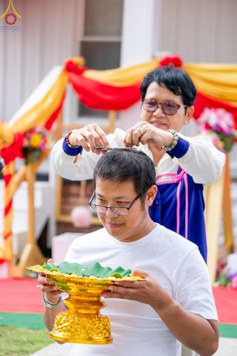 ภาพ No.144545:พิธีตัดปอยผมและปลงผมนาคธรรมทายาท ณ วัดพระธรรมกายนิวเจอร์ซี ประเทศสหรัฐอเมริกา วันที่ 29 มิถุนายน พ.ศ. 2567