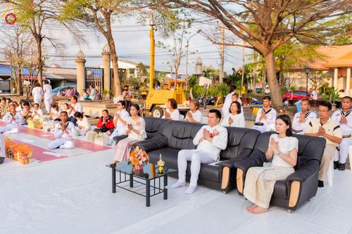 ภาพ No.58085:พิธีตักบาตรพระภิกษุและสามเณร 180 รูป ณ ลานองค์พระสมุทรเจดีย์ จ.สมุทรปราการ วันเสาร์ที่ 27 เมษายน พ.ศ. 2567