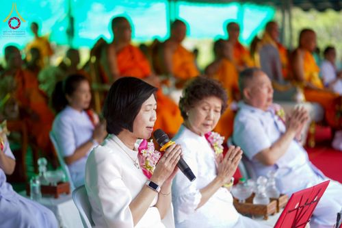 ภาพ No.255438:วันที่ 13 ตุลาคม พ.ศ. 2568 พิธีบรรจุพระบรมสารีริกธาตุ ผูกผ้า 7 สี เพื่อความเป็นสิริมงคล  และ ยกช่อฟ้า ประดิษฐานบนหลังคาอุโบสถวัดทุ่งเจริญธรรม ถวายบูชาธรรม 81 ปี หลวงพ่อธัมมชโย โดยคณะศิษยานุศิษย์ ณ วัดทุ่งเจริญธรรม อ.อมก๋อย จ.เชียงใหม่