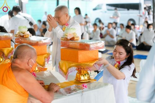 ภาพ No.108056:พิธีถวายภัตตาหารเป็นสังฆทาน แด่คณะพระธรรมยาตราฯ ในโครงการธรรมยาตรากตัญญูบูชา มหาปูชนียาจารย์ พระมงคลเทพมุนี(สด จนฺทสโร) พระผู้ปราบมาร อนุสรณ์สถาน 7 แห่ง ปีที่ 12 วันที่ 8 มกราคม พ.ศ. 2567 ณ อนุสรณ์สถานมหาวิหารพระมงคลเทพมุนี (โลตัสแลนด์) อ.สองพี่น้อง จ.สุ