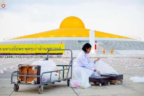 ภาพ No.223929:วันวิสาขบูชา วันอาทิตย์ที่ 11 พฤษภาคม พ.ศ. 2568 พิธีจุดวิสาขประทีป ,  พิธีเวียนประทักษิณรอบพระมหาธรรมกายเจดีย์ , พิธีฉลองชัยสวดมนต์บทธัมมจักกัปปวัตตนสูตร ครบ 7,357,000,000 จบ ณ มหารัตนวิหารคด วัดพระธรรมกาย