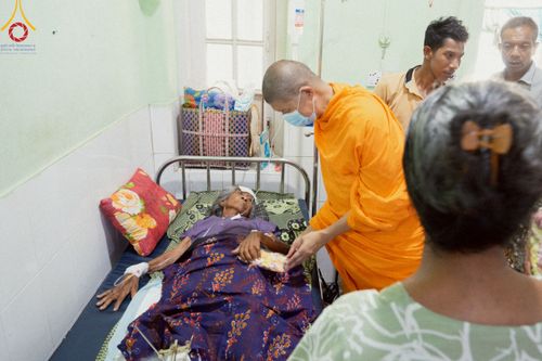 ภาพ No.220272:วันที่ 17 เมษายน พ.ศ. 2568 ผู้แทนวัดพระธรรมกาย ลงพื้นที่เยียวยา ซับน้ำตาเหยื่อแผ่นดินไหวมัณฑะเลย์