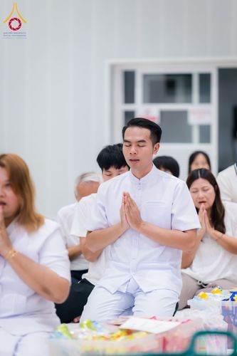 ภาพ No.60743:พิธีตักบาตรพระภิกษุสามเณร ธรรมทายาทระดับอุดมศึกษา วันเสาร์ที่ 20 เมษายน พ.ศ. 2567 ณ ห้องปฎิบัติธรรม ชั้นลอย มหารัตนวิหารคด 13 วัดพระธรรมกาย จ.ปทุมธานี