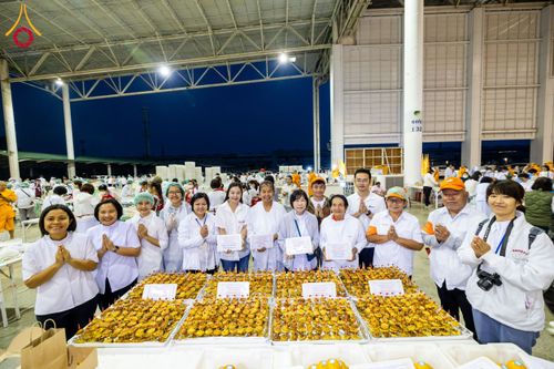 ภาพ No.203640:พิธีถวายภัตตาหารเป็นสังฆทาน แด่พระธรรมยาตรา ณ วัดพระธรรมกาย ตำบลคลองสาม อำเภอคลองหลวง จังหวัดปทุมธานี ในโครงการธรรมยาตรา กตัญญูบูชา มหาปูชนียาจารย์ พระมงคลเทพมุนี(สด จนฺทสโร) พระผู้ปราบมาร อนุสรณ์สถาน 7 แห่ง ปีที่ 13 วันที่ 30 มกราคม พ.ศ. 2568