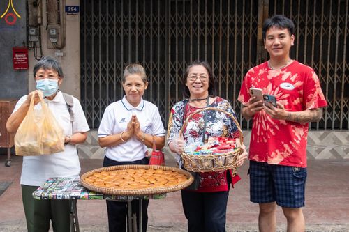 ภาพ No.62016:สามเณรจากศูนย์อบรมเยาวชนสุรินทร์ ออกบิณฑบาต รอบอำเภอเมือง จ.สุรินทร์ ในโครงการบรรพชาสามเณร ฟื้นฟูพระพุทธศาสนาทั่วไทย วันที่ 9 เมษายน พ.ศ. 2567