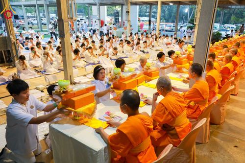 ภาพ No.106656:พิธีถวายภัตตาหารเป็นสังฆทาน แด่คณะพระธรรมยาตราฯ ในโครงการธรรมยาตรากตัญญูบูชา มหาปูชนียาจารย์ พระมงคลเทพมุนี(สด จนฺทสโร) พระผู้ปราบมาร อนุสรณ์สถาน 7 แห่ง ปีที่ 12 วันที่ 6 มกราคม พ.ศ. 2567 ณ อนุสรณ์สถานโลตัสแลนด์ จ.สุพรรณบุรี