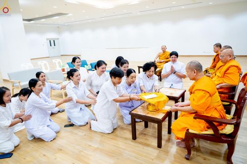 ภาพ No.242690:วันที่ 29-31 สิงหาคม พ.ศ. 2568 องค์กรภาคีเครือข่าย “บวร” (บ้าน-วัด-โรงเรียน-ราชการ) อ.คลองหลวง จัดบวชอุบาสิกาแก้ว ถวายพระราชกุศลแด่สมเด็จพระพันปีหลวง - กตัญญูบูชาแด่ผู้มีพระคุณ