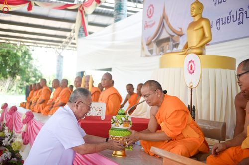 ภาพ No.262381:วันที่ 19 ตุลาคม พ.ศ. 2568 พิธีทอดกฐินสถาปนา แผ่นบันมงคลมหาเศรษฐี อาคาร 80 ปี หลวงพ่อธัมมชโย ในโครงการกฐินสามัคคีทั่วไทย 30,000 วัด บูชาธรรม 81 ปี หลวงพ่อธัมมชโย โดยคณะศิษยานุศิษย์วัดพระธรรมกาย ณ ศูนย์ปฏิบัติธรรมวิหารแดง ต.เจริญธรรม อ.วิหารแดง จ.สระบุรี