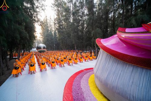 ภาพ No.107503:พิธีตักบาตรพระธรรมยาตราฯ ในโครงการธรรมยาตรากตัญญูบูชา มหาปูชนียาจารย์ พระมงคลเทพมุนี(สด จนฺทสโร) พระผู้ปราบมาร ปีที่ 12 ณ อนุสรณ์สถานมหาวิหารพระมงคลเทพมุนี อ.สองพี่น้อง จ.สุพรรณบุรี วันที่ 7 มกราคม พ.ศ. 2567