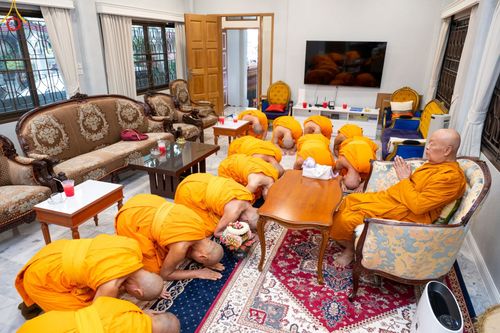 ภาพ No.84938:พิธีทำสามีจิกรรมและรับฟังโอวาท จากพระผู้ใหญ่ พระมหาเถระ พระสังฆาธิการ เนื่องในเทศกาลเข้าพรรษา ของคณะสงฆ์วัดพระธรรมกาย นำโดยหลวงพ่อทัตตชีโว วันที่ 3 สิงหาคม พ.ศ. 2566