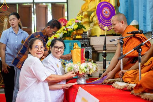 พิธีทอดกฐิน ณ วัดดอนเสาเกียดมิลินทบุณยาราม ต.บางแขม อ.เมืองนครปฐม จ.นครปฐม ในโครงการกฐินสามัคคีทั่วไทย 30,000 วัด บูชาธรรม 80 ปี หลวงพ่อธัมมชโย โดยคณะศิษยานุศิษย์วัดพระธรรมกาย วันที่ 20 ตุลาคม พ.ศ. 2567