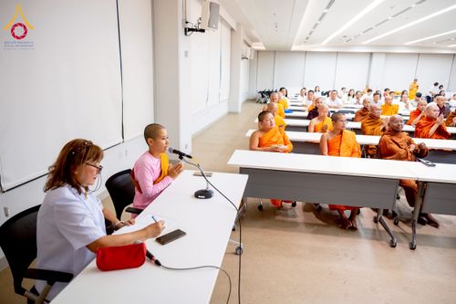 ภาพ No.222626:วันที่ 23 เมษายน พ.ศ. 2568 หลวงพ่อทัตตชีโวต้อนรับคณะสงฆ์เมียนมาร์ ณ อาคาร 100 ปี คุณยายมหารัตนอุบาสิกาจันทร์ ขนนกยูง วัดพระธรรมกาย
