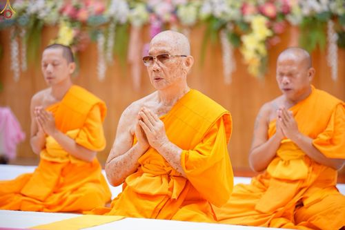 ภาพ No.225321:วันอาทิตย์ที่ 18 พฤษภาคม พ.ศ. 2568 พิธีร่วมบุญการศึกษา พระภิกษุ สามเณร ณ ห้องแก้วสารพัดนึก 2 วัดพระธรรมกาย