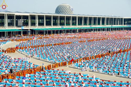 ภาพ No.219546:วันอังคารที่ 22 เมษายน พ.ศ. 2568 พิธีถวายมหาสังฆทานคณะสงฆ์ 40,000 กว่าวัดทั่วประเทศ เนื่องในวันคุ้มครองโลก ณ วัดพระธรรมกาย จ.ปทุมธานี