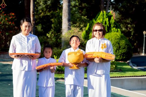 ภาพ No.252204:วันที่ 4-5 ตุลาคม พ.ศ. 2568  วัดพระธรรมกายแคลิฟอร์เนีย ประเทศสหรัฐอเมริกา ได้จัดพิธีตัดปอยผม โดยคณะสงฆ์ ญาติ ๆ และสาธุชน ให้กับนาคธรรมทายาท 8 ท่าน และได้จัดพิธีบรรพชา-อุปสมบท ฉลองพิธีทอดกฐินบรมจักรพรรดิ สร้างอุโบสถ 82 ปี บูชาธรรมหลวงพ่อธัมมชโย