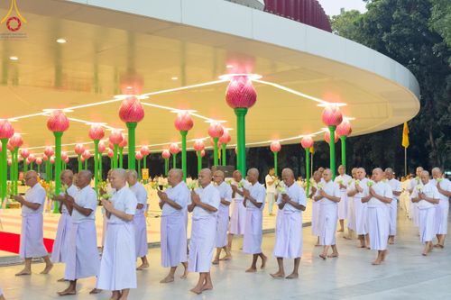 ภาพ No.199637:โครงการอุปสมบทหมู่บูชาธรรม 116 ปี คุณยายอาจารย์มหารัตนอุบาสิกาจันทร์ ขนนกยูง โครงการอุปสมบทหมู่ธรรมทายาท ระดับอุดมศึกษา รุ่นที่ 51 ภาคฤดูหนาว  ณ โบสถ์พระไตรปิฏก วัดพระธรรมกาย จ.ปทุมธานี  วันที่ 11 มกราคม พ.ศ. 2568 โดยมีพระครูปลัดรัตนวีรวัฒน์ เจ้าอาวาสวัด