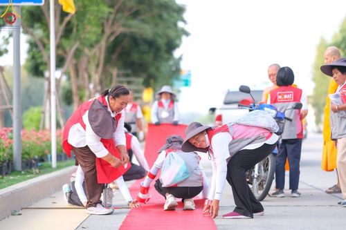 ภาพ No.191371:V.49 สารพัดV สารพัดดี ที่ธรรมยาตรา ในโครงการธรรมยาตรา กตัญญูบูชา มหาปูชนียาจารย์ พระมงคลเทพมุนี(สด จนฺทสโร) พระผู้ปราบมาร อนุสรณ์สถาน 7 แห่ง ปีที่ 13 ระหว่างวันที่ 2-31 มกราคม พ.ศ. 2568