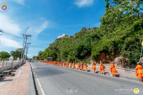 ภาพ No.222115:วันที่ 26-27 เมษายน พ.ศ. 2568 ศูนย์ปฏิบัติธรรมสวนผึ้ง ร่วมกับ ธุดงค์คสถานประจวบคีรีขันธ์ และวัดอ่าวน้อย  จัดกิจกรรมเดินธรรมยาตรา ตักบาตรข้าวสารอาหารแห้ง และจุดประทีปถวายเป็นพุทธบูชา ณ วัดอ่าวน้อย จ.ประจวบคีรีขันธ์