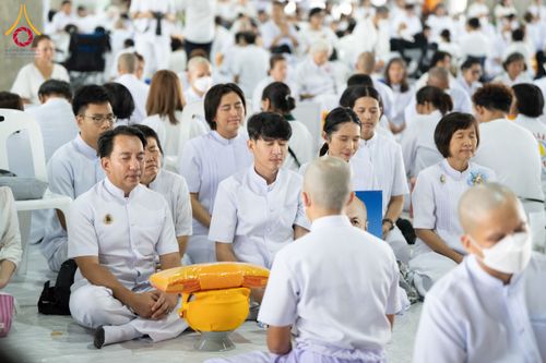 ภาพ No.62698:พิธีขอขมามอบผ้าไตร ในโครงการอุปสมบทหมู่ บูชาธรรมหลวงพ่อธัมมชโย พ.ศ.2567  โครงการอุปสมบทหมู่ธรรมทายาท ระดับอุดมศึกษา รุ่นที่51 (ภาคฤดูร้อน) โครงการบวชพระนานาชาติ AEC และ WAB รุ่นผู้บริหาร(รุ่นที่2) ณ ลานธรรม พระมหาธรรมกายเจดีย์ วันที่ 13 เมษายน พ.ศ. 2567