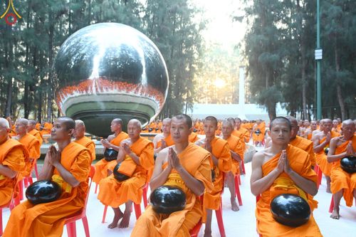 ภาพ No.190189:พิธีตักบาตรพระธรรมยาตรา ณ อนุสรณ์สถานลำดับที่ 1 สถานที่เกิดด้วยรูปกายเนื้อ อนุสรณ์สถานมหาวิหารพระมงคลเทพมุนี (โลตัสแลนด์) อ.สองพี่น้อง จ.สุพรรณบุรี ในโครงการธรรมยาตรา กตัญญูบูชา มหาปูชนียาจารย์ พระมงคลเทพมุนี(สด จนฺทสโร) พระผู้ปราบมาร อนุสรณ์สถาน 7 แห่ง 