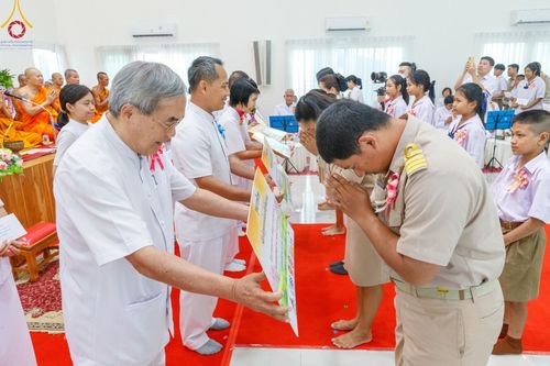 ภาพ No.190265:พิธีเจริญพระพุทธมนต์ ปฏิบัติธรรม มอบทุนการศึกษา ถวายสังฆทาน 141 วัด เพื่อถวายเป็นพุทธบูชา และขับเคลื่อนโครงการหมู่บ้านรักษาศีล 5 โดยคณะสงฆ์จังหวัดสุพรรณบุรี คณะศิษยานุศิษย์วัดพระธรรมกาย โครงการธรรมยาตรา ปีที่ 13 ณ ศูนย์ปฏิบัติธรรมพระมงคลเทพมุนี