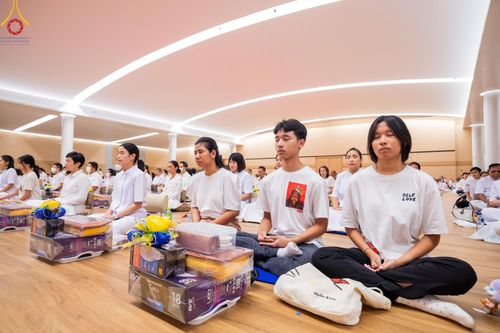 ภาพ No.145203:พิธีถวายผ้าอาบน้ำฝนและประทีปโคมไฟ ณ สภาธรรมกายสากล วัดพระธรรมกาย วันเสาร์ที่ 20 กรกฎาคม พ.ศ. 2567