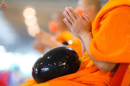 ภาพ No.89416:พิธีตักบาตร ข้าวสารอาหารแห้ง พิธีบูชาข้าวพระ และพิธีจุดเทียนใจ ไฟนิรันดร์  อนันตชัย ณ สภาธรรมกายสากล วัดพระธรรมกาย วันอาทิตย์ที่ 1 ตุลาคม พ.ศ. 2566