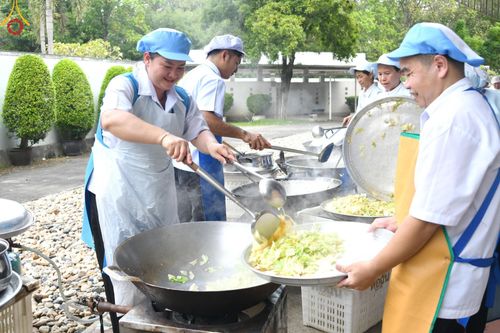 ภาพ No.169734:พิธีถวายภัตตาหารเมนูสวรรค์ "เพื่อการบรรลุธรรม" เนื่องในวันลอยกระทง (ขึ้น 15 ค่ำ เดือน 12) วันศุกร์ที่ 15 พฤศจิกายน พ.ศ. 2567 ณ หอฉันคุณยายอาจารย์ฯ วัดพระธรรมกาย