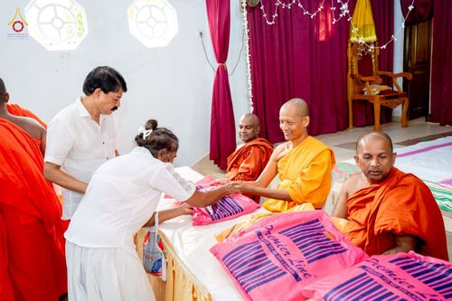 ภาพ No.266614:วันที่ 25 ตุลาคม พ.ศ. 2568 พิธีทอดกฐินสมทบ วัดกัลยาณมิตรต่างประเทศ  บูชาธรรม 81 ปี หลวงพ่อธัมมชโย ณ วัดธรรมวัฒนา รามายา  เมืองมาตะเล ประเทศศรีลังกา 