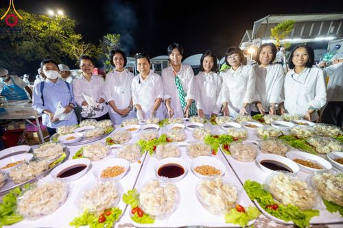 ภาพ No.111816:พิธีถวายภัตตาหารเป็นสังฆทาน แด่คณะพระธรรมยาตราฯ ในโครงการธรรมยาตรา กตัญญูบูชา มหาปูชนียาจารย์ พระมงคลเทพมุนี(สด จนฺทสโร) พระผู้ปราบมาร อนุสรณ์สถาน 7 แห่ง ปีที่ 12 วันที่ 14 มกราคม พ.ศ. 2567 ณ อนุสรณ์สถานมหาวิหารพระมงคลเทพมุนี  (โลตัสแลนด์) อ.สองพี่น้อง จ