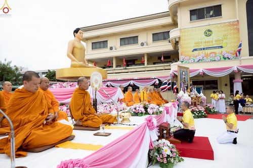 ภาพ No.241853:วันอาทิตย์ที่ 31 สิงหาคม พ.ศ. 2568 พิธีทำบุญแด่คณะสงฆ์ 122 รูป ฉลอง 121 ปี อำเภอคลองหลวง จ.ปทุมธานี เพื่อนำส่งช่วยเหลือคณะสงฆ์ 323 วัด 4 จังหวัดชายแดนภาคใต้ และช่วยเหลือประชาชนจากเหตุปะทะ แนวชายแดนไทย-กัมพูชา ณ บริเวณหน้าที่ว่าการอำเภอคลองหลวง 