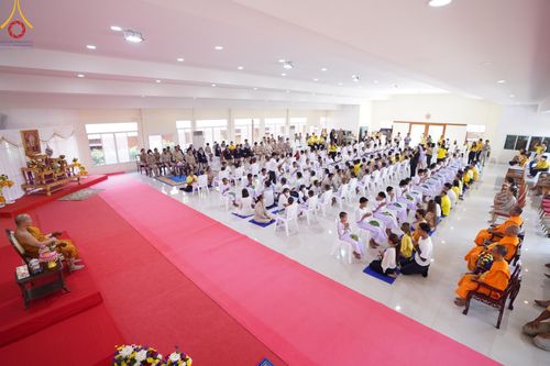 ภาพ No.59088:พิธีปลงผมและแห่นาคธรรมทายาท ในโครงการบรรพชาสามเณร ภาคฤดูร้อน เฉลิมพระเกียรติพระบาทสมเด็จพระเจ้าอยู่หัว เนื่องในโอกาส  พระราชพิธีมหามงคลเฉลิมพระชนมพรรษา 6 รอบ  ปลงผมนาคในวันที่ 21 เมษายน พ.ศ 2567 ณ วัดกลางธนรินทร์ (ธรรมอุทยานบ้านแป้ง)