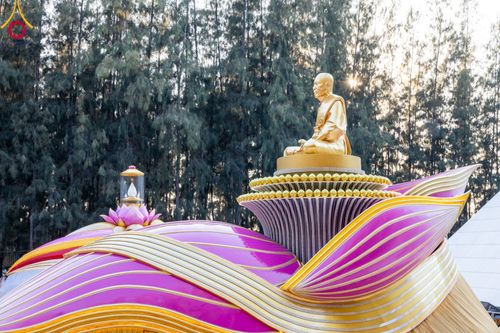 ภาพ No.107084:พิธีจุดประทีปถวายเป็นพุทธบูชา และบูชาธรรมมหาปูชนียาจารย์ ในโครงการธรรมยาตรากตัญญูบูชา มหาปูชนียาจารย์ พระมงคลเทพมุนี(สด จนฺทสโร) พระผู้ปราบมาร  อนุสรณ์สถาน 7 แห่ง ปีที่ 12  วันที่ 6 มกราคม พ.ศ. 2567 ณ อนุสรณ์สถานมหาวิหารพระมงคลเทพมุนี อ.สองพี่น้อง จ.สุพร