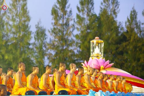 ภาพ No.192925:พิธีตักบาตรพระธรรมยาตรา ณ อนุสรณ์สถานคลองบางนางแท่น อ.สามพราน จ.นครปฐม ในโครงการธรรมยาตรา กตัญญูบูชา มหาปูชนียาจารย์ พระมงคลเทพมุนี(สด จนฺทสโร) พระผู้ปราบมาร อนุสรณ์สถาน 7 แห่ง ปีที่ 13 วันที่ 11 มกราคม พ.ศ.2568