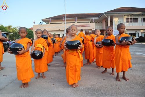 ภาพ No.61037:สามเณรออกบิณฑบาต และกิจกรรมอบรมสามเณร ในโครงการบรรพชาสามเณรฟื้นฟู พระพุทธศาสนาทั่วไทย ณ ศูนย์อบรมที่พักสงฆ์บ้านร่มเย็น จ.นราธิวาส วันที่ 2-15 เมษายน พ.ศ. 2567