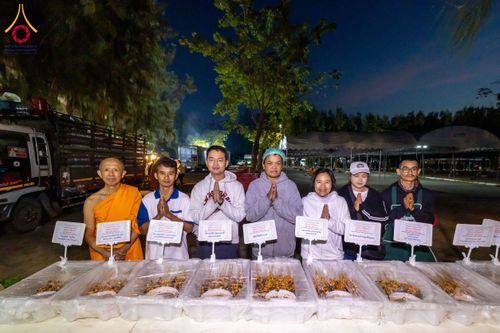 ภาพ No.193685:สาธุชนถวายภัตตาหารเป็นสังฆทาน แด่พระธรรมยาตรา ณ อนุสรณ์สถานมหาวิหารพระมงคลเทพมุนี (โลตัสแลนด์) อ.สองพี่น้อง จ.สุพรรณบุรี ในโครงการธรรมยาตรา กตัญญูบูชา มหาปูชนียาจารย์ พระมงคลเทพมุนี(สด จนฺทสโร) พระผู้ปราบมาร ปีที่ 13 วันที่ 12 มกราคม พ.ศ.2568