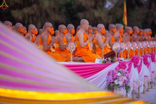 ภาพ No.109781:พิธีจุดประทีปถวายเป็นพุทธบูชา และบูชาธรรมมหาปูชนียาจารย์ วันที่ 10 มกราคม พ.ศ. 2567 ณ อนุสรณ์สถานคลองบางนางแท่น อ.สามพราน จ.นครปฐม