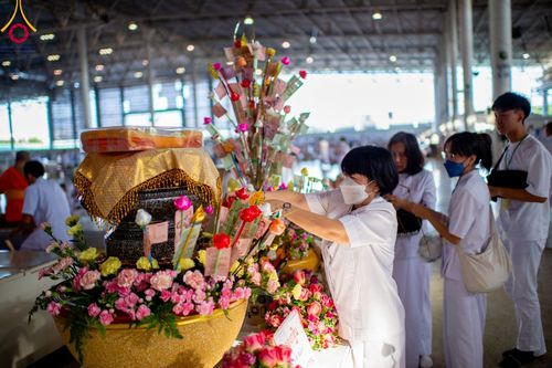 ภาพ No.92079:พิธีตักบาตร ในวันทอดกฐินสามัคคี ประจำปีพุทธศักราช 2566 วันอาทิตย์ต้นเดือนที่ 5 พฤศจิกายน พ.ศ. 2566 ณ สภาธรรมกายสากล วัดพระธรรมกาย จ.ปทุมธานี