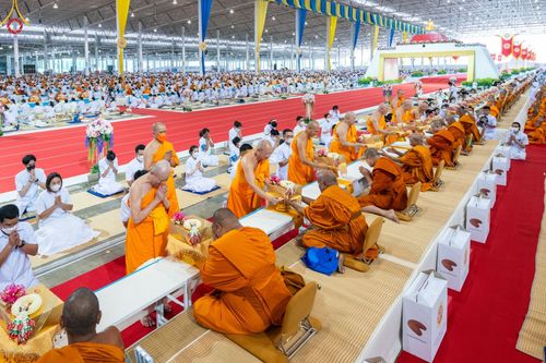 ภาพ No.85330:พิธีถวายมหาสังฆทานคณะสงฆ์ 2000 กว่าวัดทั่วประเทศปีที่ 23, พิธีถวายไทยธรรมคณะสงฆ์ 323 วัด 4 จังหวัดชายแดนภาคใต้, พิธีมอบปัจจัยช่วยเหลือครู 4 จังหวัดชายแดนภาคใต้ ณ สภาธรรมกายสากล วัดพระธรรมกาย ในวันสมาธิโลก อาทิตย์ที่ 6 สิงหาคม พ.ศ. 2566