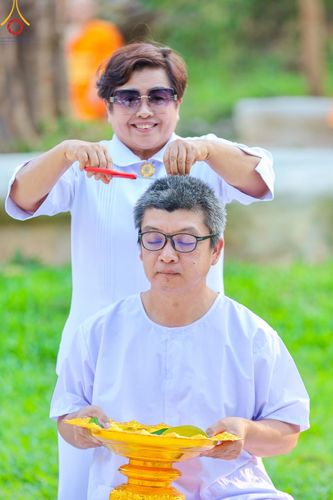 ภาพ No.180349:พิธีตัดปอยผม ปลงผม นาคธรรมทายาท ในโครงการบรรพชาอุปสมบทหมู่ บูชาธรรมมหาปูชนียาจารย์ 2567  วันที่ 4 ธันวาคม พ.ศ. 2567 ณ ศูนย์ปฏิบัติธรรมแก้วภูเรือ จ.เลย