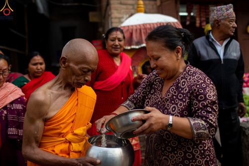 ภาพ No.80200:สามเณรในโครงการบรรพชาสามเณรหมู่ รับบิณฑบาตจากญาติโยมสาธชุน บริเวณชุมชน Patan และ Thamel กรุงกาฐมาณฑุ ประเทศเนปาล วันที่ 31 มีนาคม พ.ศ. 2566
