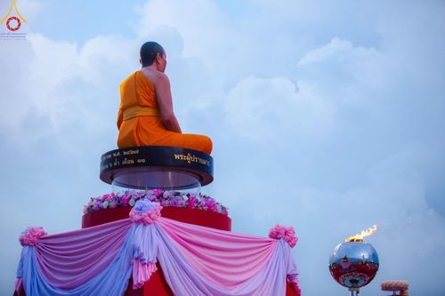 ภาพ No.160550:พิธีจุดประทีป 20,000 ดวง บูชาพระมหาธรรมกายเจดีย์ และบูชาพระมงคลเทพมุนี (สด จนฺทสโร) พระผู้ปราบมาร ณ ลานธรรม พระมหาธรรมกายเจดีย์ วัดพระธรรมกาย จ.ปทุมธานี วันที่ 10 ตุลาคม พ.ศ. 2567