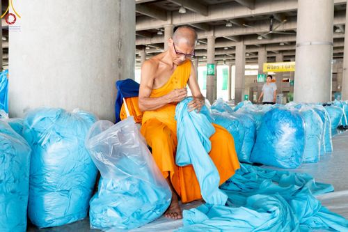 ภาพ No.220742:วันที่ 24-25 เมษายน พ.ศ. 2568 การเก็บงาน ผ้ารับประเคน ผ้าระบาย โต๊ะ เก้าอี้  ภายหลังงานวันคุ้มครองโลก ณ วัดพระธรรมกาย