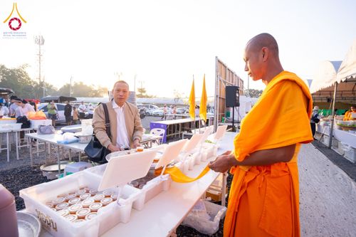 ภาพ No.197897:สาธุชนถวายภัตตาหารเป็นสังฆทาน แด่พระธรรมยาตรา ณ วัดโบสถ์(บน) ตำบลบางคูเวียง อำเภอบางกรวย จังหวัดนนทบุรี ในโครงการธรรมยาตรา กตัญญูบูชา มหาปูชนียาจารย์ พระมงคลเทพมุนี(สด จนฺทสโร) พระผู้ปราบมาร อนุสรณ์สถาน 7 แห่ง ปีที่ 13 วันที่ 19 มกราคม พ.ศ. 2568