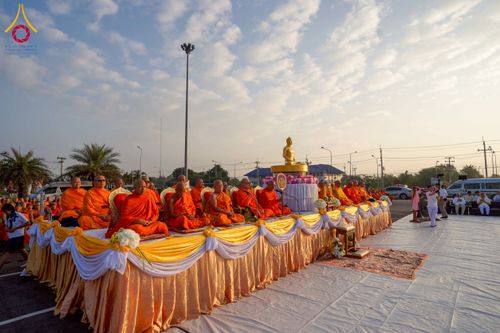 ภาพ No.276883:วันเสาร์ที่ 6 ธันวาคม พ.ศ. 2568 พิธีตักบาตรพระ 1,000 รูป อุทิศถวายพระราชกุศลสมเด็จพระนางเจ้าสิริกิติ์ พระบรมราชินีนาถ พระบรมราชชนนี พันปีหลวง และ ทำบุญเมืองลำปาง ครบรอบ 1,345 ปี ณ ลานพระบรมราชานุสาวรีย์สมเด็จพระนเรศวรมหาราชนครลำปาง อ.เกาะคา จ.ลำปาง