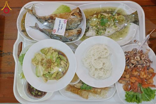 ภาพ No.198029:พิธีถวายภัตตาหารแด่พระภิกษุ สามเณร  บูชาธรรมคุณยายอาจารย์มหารัตนอุบาสิกาจันทร์ ขนนกยูง เนื่องในวาระวันคล้ายวันเกิดครบ 116 ปี วันอาทิตย์ที่ 19 มกราคม พ.ศ. 2568 ณ หอฉันคุณยายอาจารย์ฯ วัดพระธรรมกาย