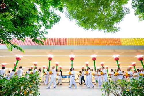 ภาพ No.228826:วันเสาร์ที่ 14 มิถุนายน พ.ศ. 2568 พิธีเวียนประทักษิณ , พิธีขอขมารับผ้าไตร ในโครงการบรรพชาอุปสมบทหมู่ ผู้บริหารรุ่นที่ 15 และ อุดมศึกษา รุ่นที่ 52 ณ โบสถ์พระไตรปิฎก วัดพระธรรมกาย